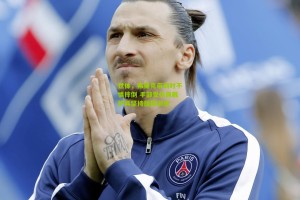 世体，弗里克带训时不慎摔倒 手部受伤佩戴护具坚持指挥训练