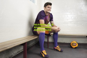 球队氛围焕然一新！唐斯与新援训练场畅谈，赛后结伴淋浴引热议